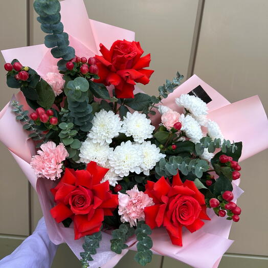 Яркий букет с алыми розами для мамы
