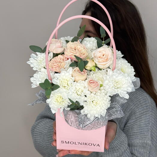 Милая композиция цветов с кустовыми розами 🌸