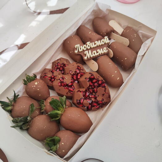 Клубника, гранат, банан в шоколаде 2