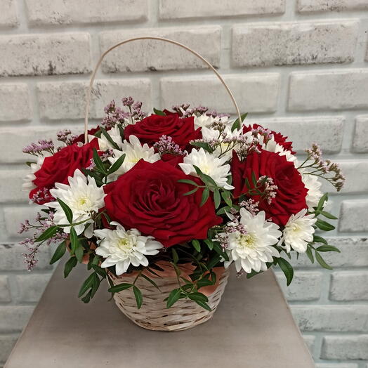 Корзина с цветами розы, лимонную, хризантемы