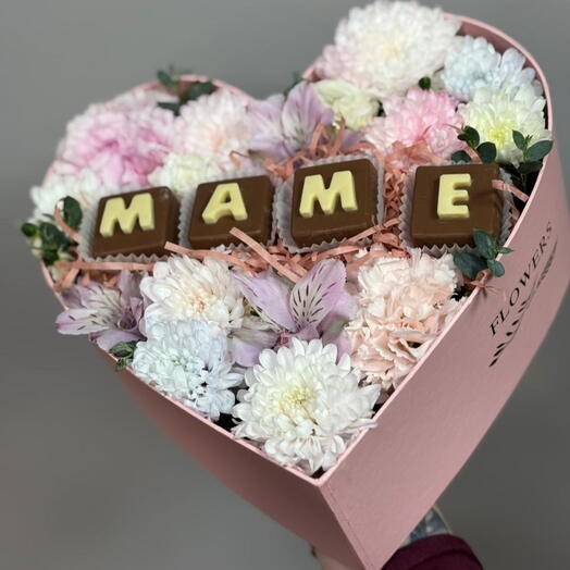 Коробочка с цветами и шоколадными буквами «Маме»