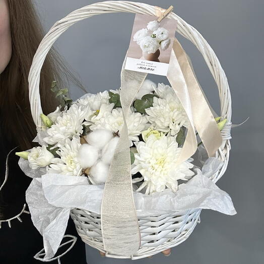 Корзина с цветами и хлопком