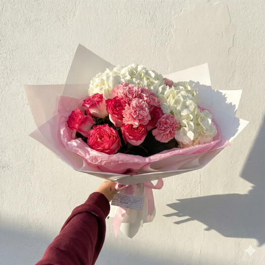 Авторский букет Богема — гортензии, розы и гвоздики в нежно-розовой палитре