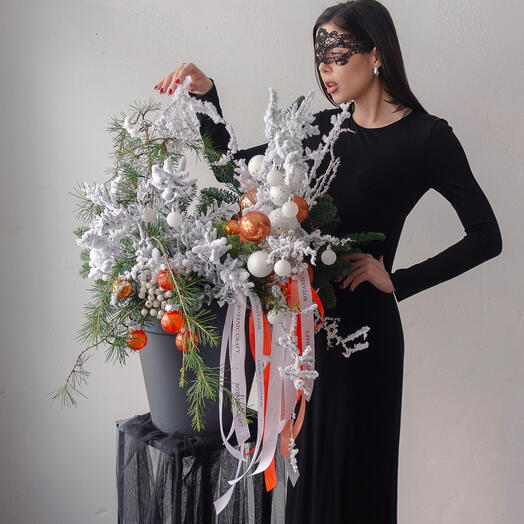 Огромная новогодняя композиция в цитрусово-снежных оттенках