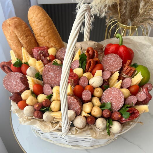 Корзина съедобная мужчине подарок