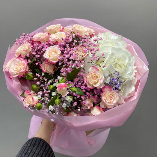 Букет из гортензии, кустовых роз и гипсофилы в розовых оттенках