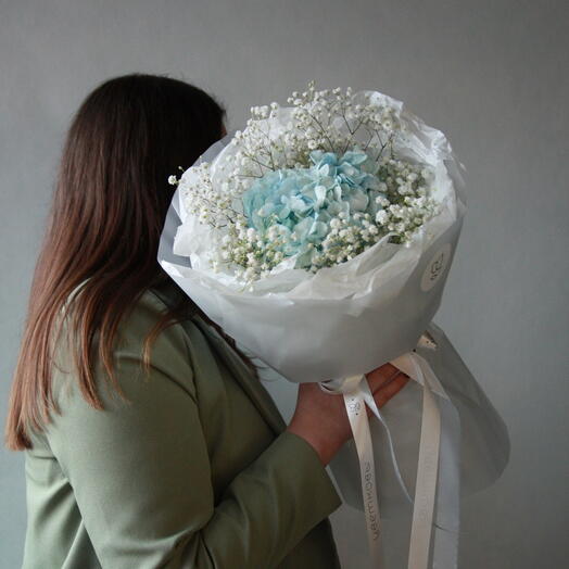 Монобукет из голубой гортензии и гипсофилы