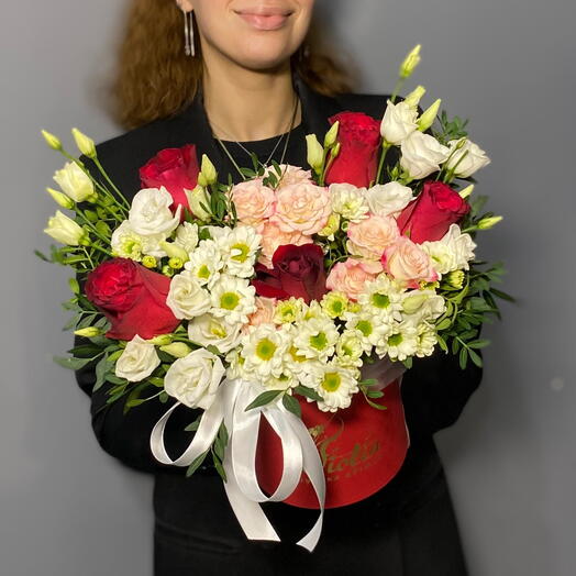Композиция с красными розами рэд,сантини,эустомой и кустовой розой рефлекс