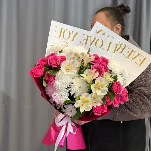 Букет кустовых роз, хризантем и альстромерии