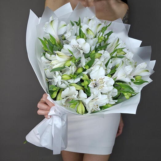 Букет из 5 белых альстромерий "Шёпот белых лепестков"