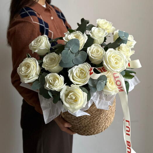 Композиция "Белые розы с эвкалиптом"