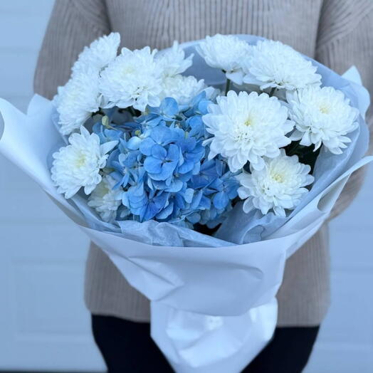 Нежный букет из белых хризантем и голубой гортензии