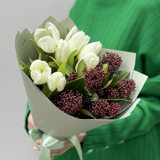 Букет с белыми тюльпанами и скиммией