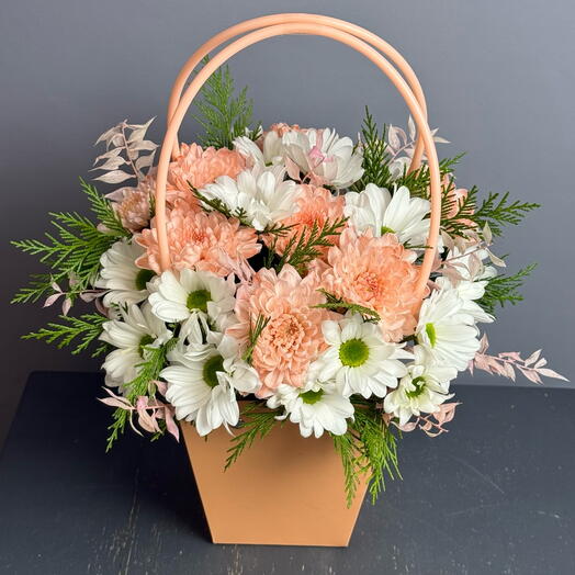 Цветы в сумочке- нежный микс хризантем в персиковом и белом цвете