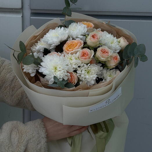 Сборный букет из кустовых роз и кустовой хризантемы с эвкалиптом