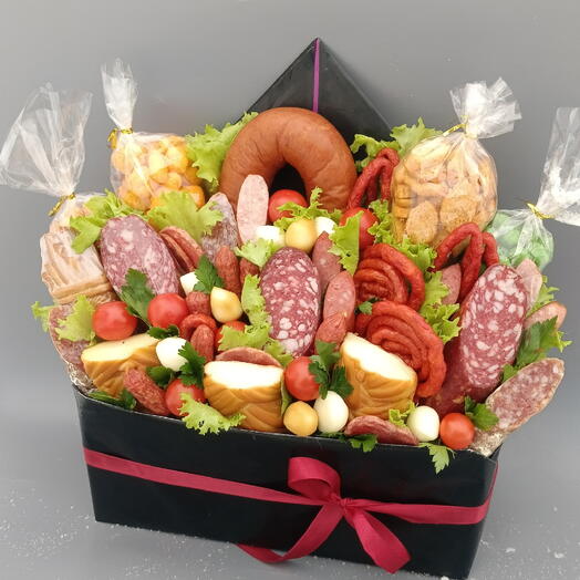 Мужской съедобный букет из колбас и закусок