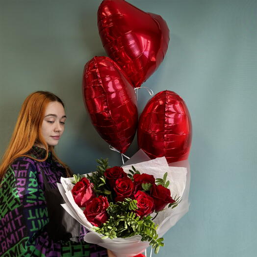 Комбо букет из 7 красных роз + 3 шара в форме сердца