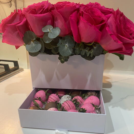 Композиция из клубники в шоколаде и розовых роз в шкатулке "Розовое сияние"