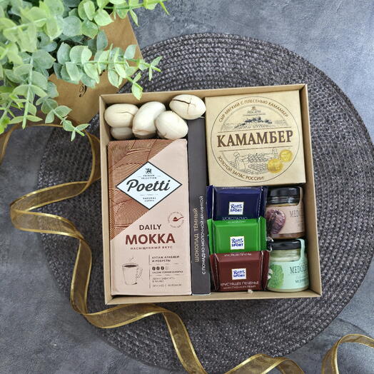 Подарочный набор в коробке: кофе, сыр, мед, конфеты ritter sport, шоколад темный и орешки пекан