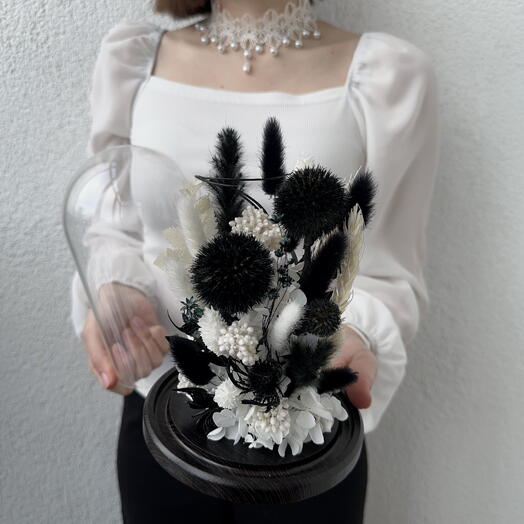 Готическая композиция в колбе из стабилизированных цветов и сухоцветов