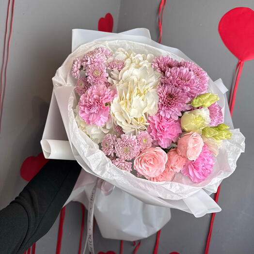 Букет с гортензией и кустовой розой