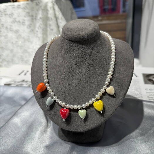 Колье из жемчуга с керамическими сердечками