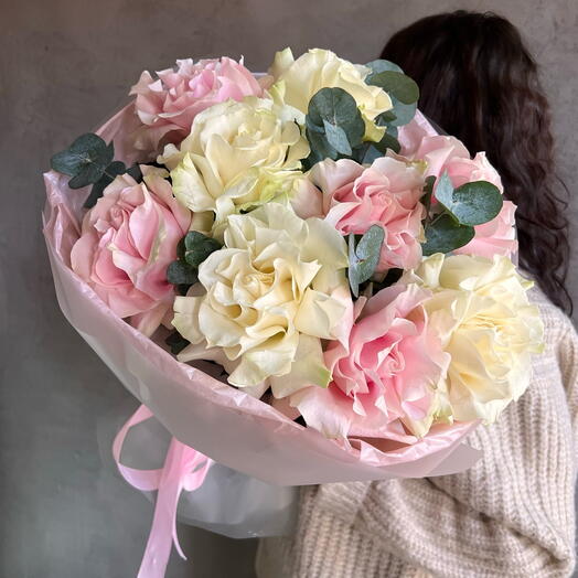 Воздушный дуо букет из французских роз с эвкалиптом