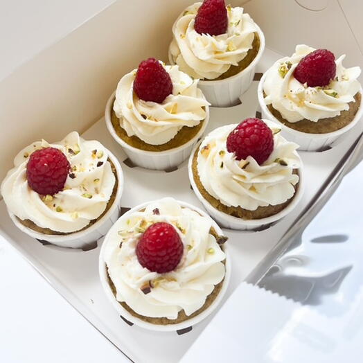 Pistachio and raspberry cupcakes