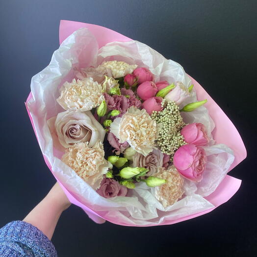 Нежный букетик с пионовидными розами и диантусами ️