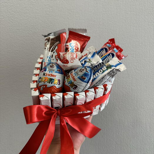 Сердце из киндеров для любимой