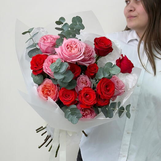 Букет роз красного и розового цвета с эвкалиптом «Да»