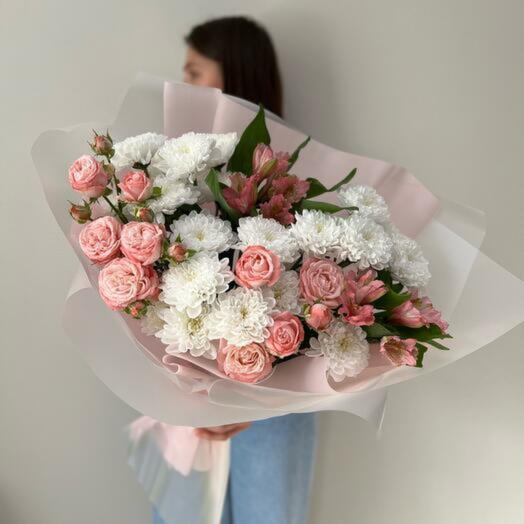 Букет с хризантемой, альстромерией и кустовой розой