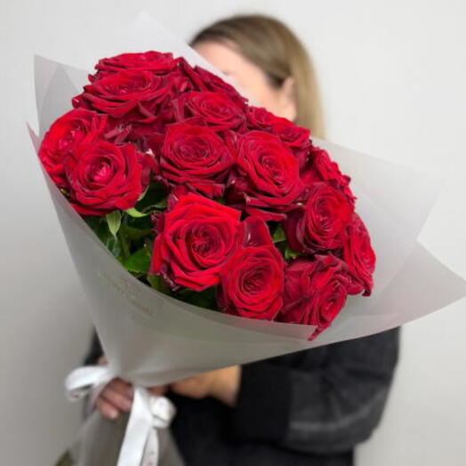 15 Красных роз в стильном оформлении ♥️