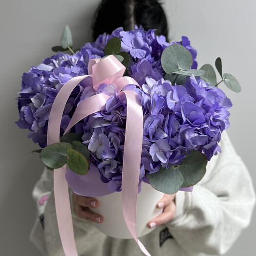 Лиловые гортензии с эвкалиптом в шляпной коробочке 💜