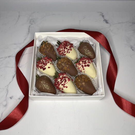 Клубника в белом и молочном шоколаде 9 шт