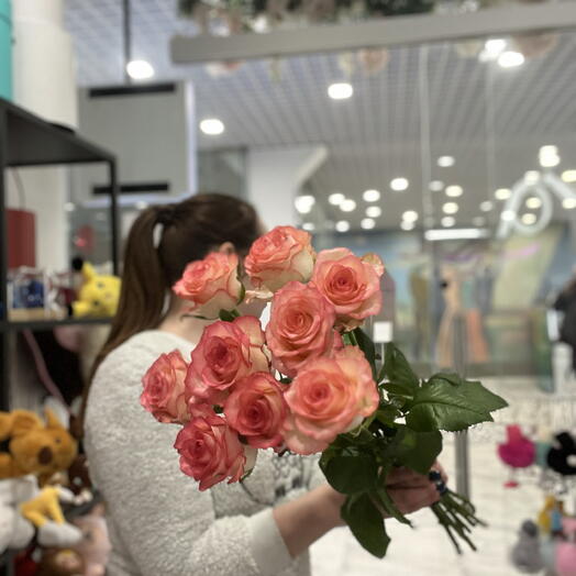 9 розовых роз