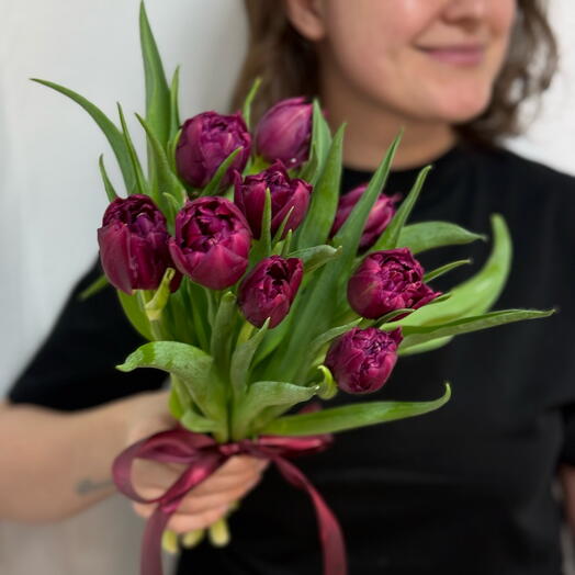 9 пионовидных тюльпанов