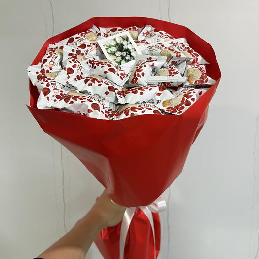 Букет из конфет на праздник 8 марта в красном оформлении