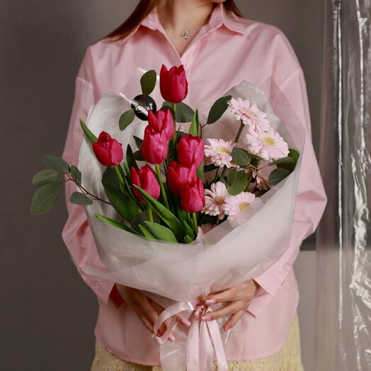 Весенний букет из гербер и малиновых тюльпанов