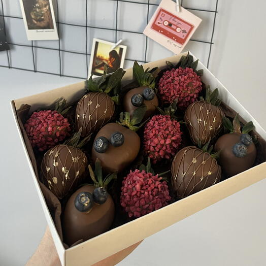 Клубника в молочном шоколаде 12 ягод