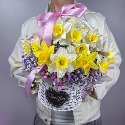Корзина с нарциссами 25 шт