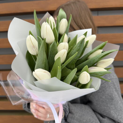 15 белых тюльпанов в упаковке