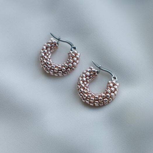 Серьги из ювелирного японского бисера в оттенке «Sweet blush»