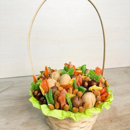 Корзинка с орехами, сухофруктами и цукатами