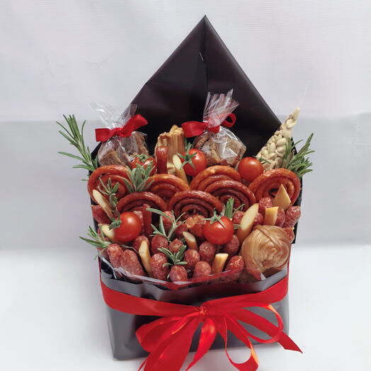 Композиция из колбасных и сырных закусок