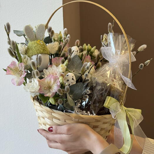 Корзина пасхальная в вербой и куличиком