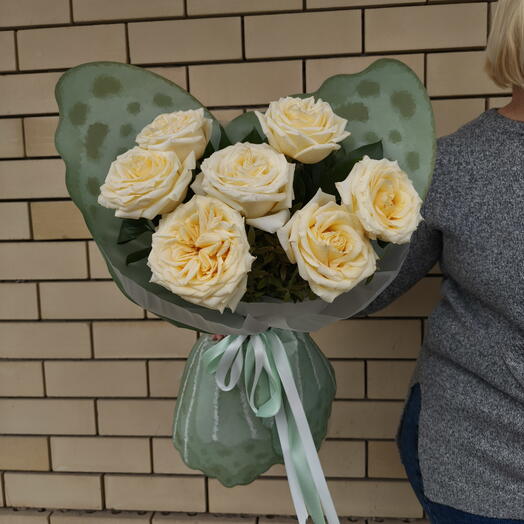 Кремовые розы с бабочкой💝