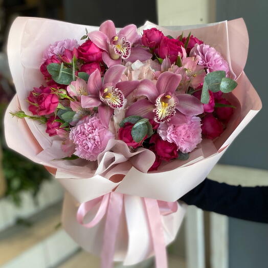 Яркий красивый букет с кустовыми пионовидными розами и орхидеями💕