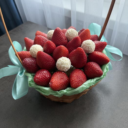 Корзина с клубникой и Raffaello