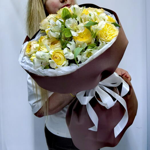 Букет пионовидных роз с альстромерией